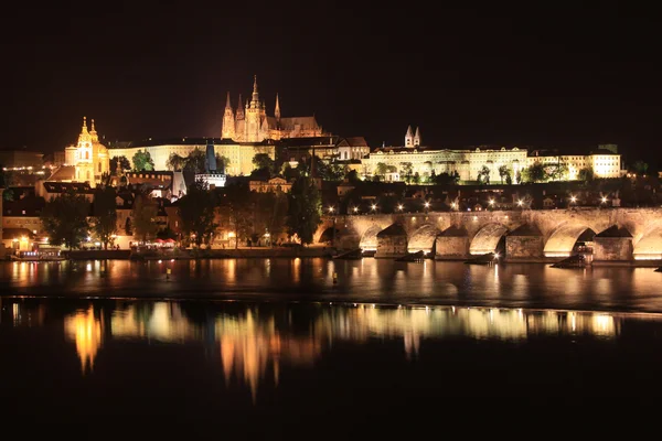 Noite Castelo gótico de Praga com Ponte Charles, República Checa — Fotografia de Stock