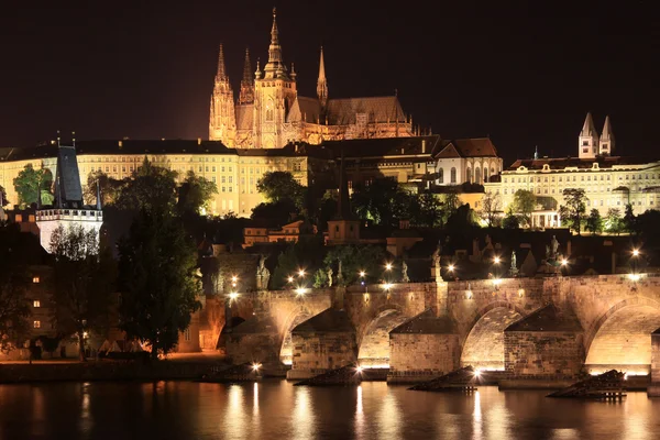 カレル橋、チェコ共和国で一夜プラハ ゴシック様式城 — ストック写真