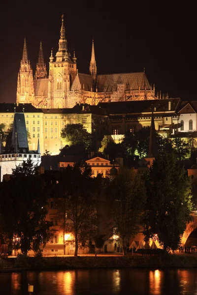 Noche Praga castillo gótico con el puente de Carlos, República Checa —  Fotos de Stock