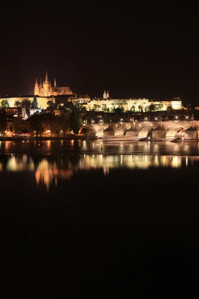 Natt gotiska Pragborgen med charles bridge, Tjeckien — Stockfoto