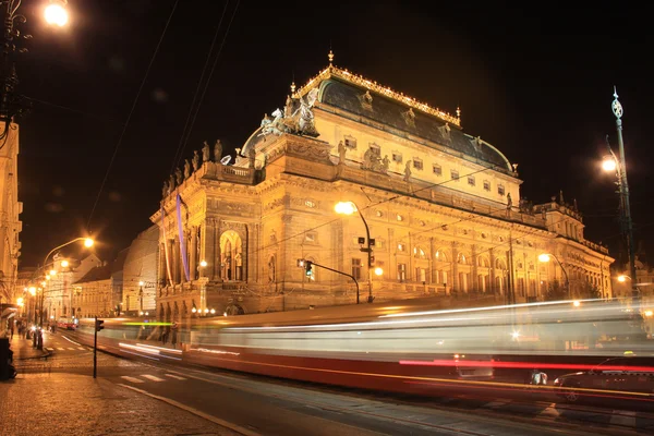 Nocny widok na Pradze Teatr Narodowy, Republika Czeska — Zdjęcie stockowe