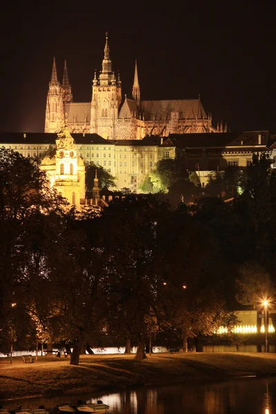 Nacht Prag Stadt mit der gotischen Burg, Tschechische Republik — Stockfoto