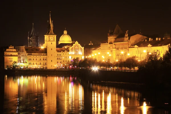 Ночь романтический снежный старый город Прага, Чехия — стоковое фото