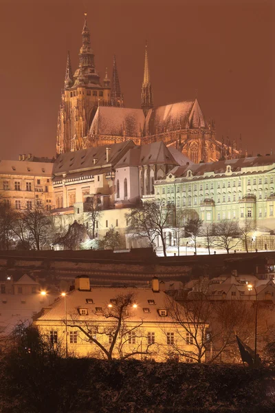 Noche nevada Castillo gótico de Praga desde el Puente de Carlos, República Checa —  Fotos de Stock