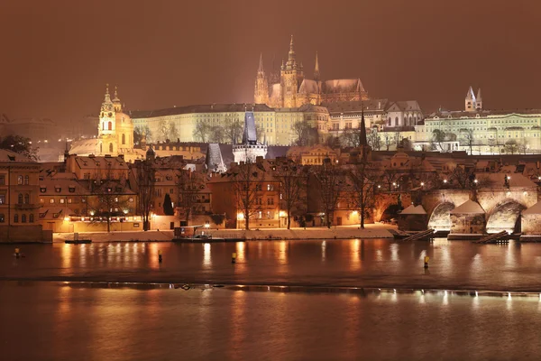 Noc romantyczny kolorowe snowy gotycki Zamek Praski z Charles most, Republika Czeska — Zdjęcie stockowe