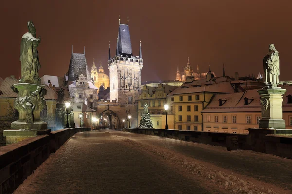 Night snowy Prague gothic Castle from Charles Bridge, Czech republic — Stock Photo, Image