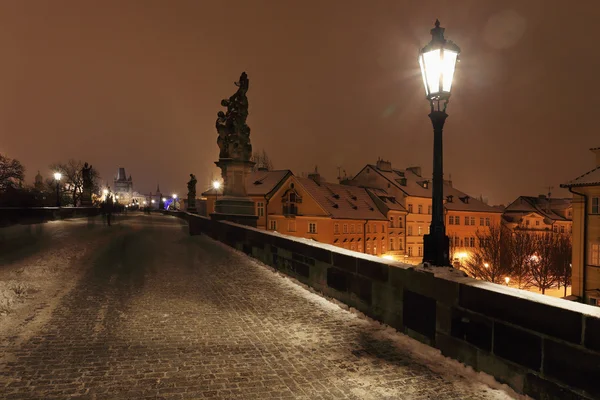 Noite romântico nevado Praga City com Charles Bridge e Catedral de São Nicolau, República Checa — Fotografia de Stock