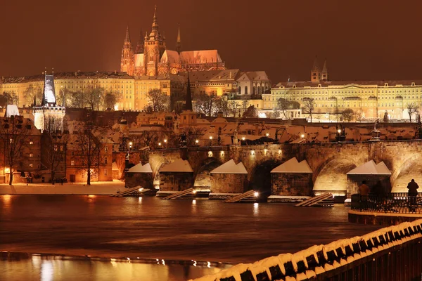 Nacht romantische kleurrijke besneeuwde gotische burcht van Praag met Charles Bridge, Tsjechië — Stockfoto