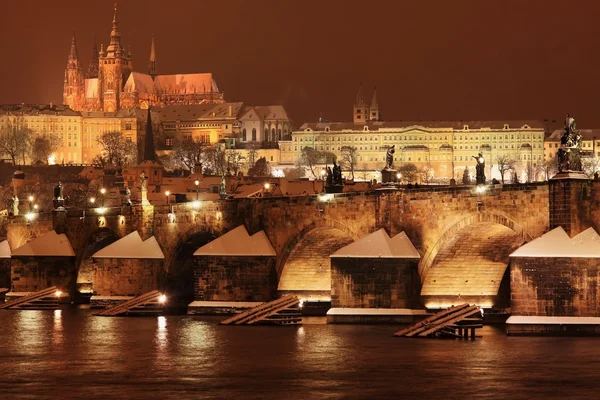 Notte romantica colorata nevosa Castello gotico di Praga con Ponte Carlo, Repubblica Ceca — Foto Stock