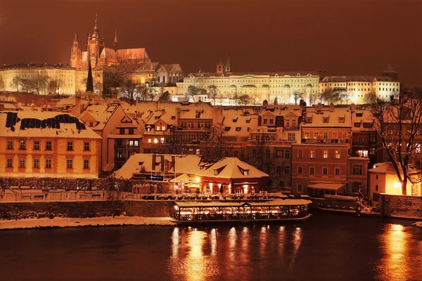 Natt snöiga gotiska slottet Prag från Charles Bridge, Tjeckien — Stockfoto