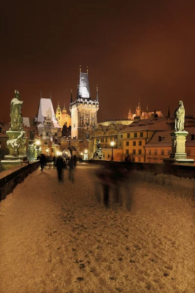 Nacht besneeuwde Praag gotische burcht van Charles Bridge, Tsjechië — Stockfoto