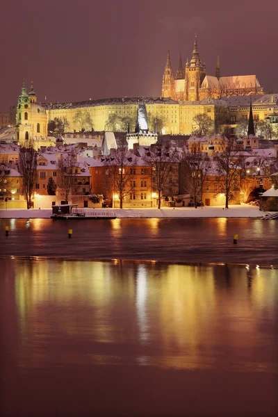 夜ロマンチックなカラフルな雪に覆われたプラハ ゴシック様式城とカレル橋、チェコ共和国 — ストック写真
