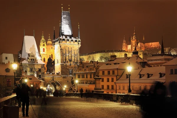 Natt snöiga gotiska slottet Prag från Charles Bridge, Tjeckien — Stockfoto