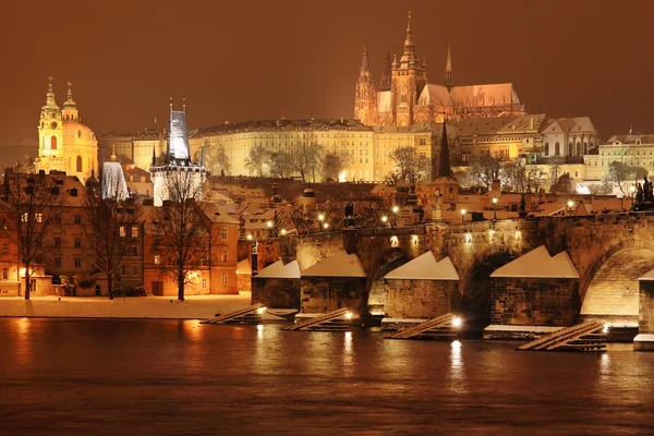 Gece romantik renkli karlı Prag Gotik Castle ile Charles Bridge, Çek Cumhuriyeti