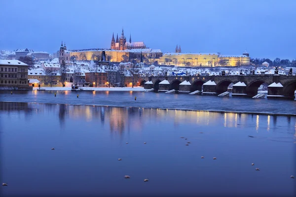 Noc romantyczny kolorowe snowy gotycki Zamek Praski z Charles most, Republika Czeska — Zdjęcie stockowe