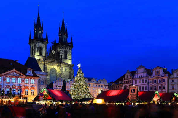 Vánoční nálada na zasněžené noci Staroměstské náměstí, Praha, Česká republika — Stock fotografie