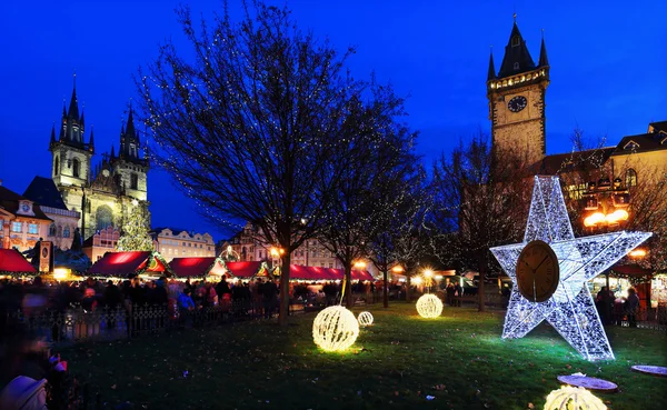 Kerstsfeer op de besneeuwde nacht Old Town Square, Prague, Tsjechië — Stockfoto