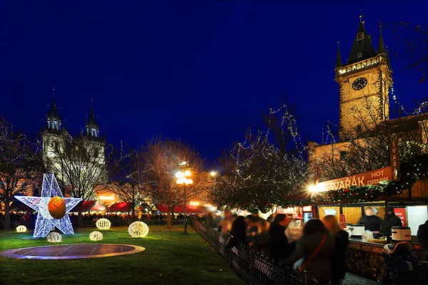 Humor de Navidad en la noche nevada Plaza de la Ciudad Vieja, Praga, República Checa — Foto de Stock