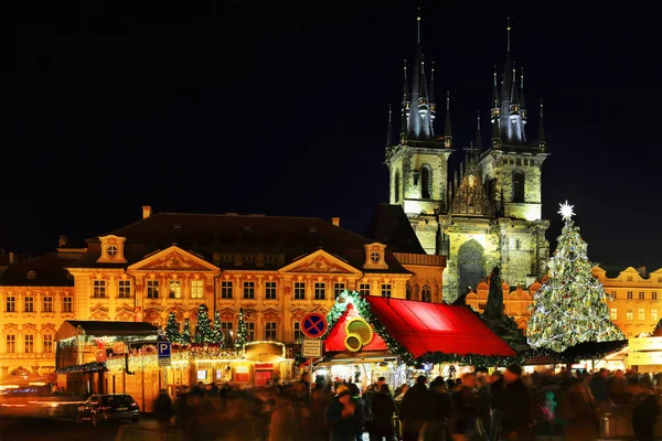 Vánoční nálada na zasněžené noci Staroměstské náměstí, Praha, Česká republika — Stock fotografie