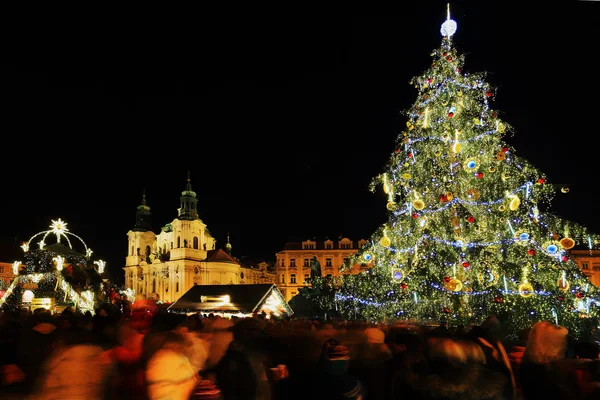 Humor de Natal na noite nevada Praça da Cidade Velha, Praga, República Checa — Fotografia de Stock