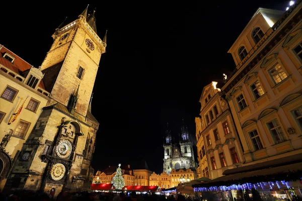 Natale stato d'animo nella notte nevosa Piazza della Città Vecchia, Praga, Repubblica Ceca — Foto Stock