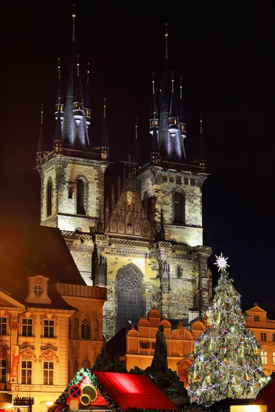 Kerstsfeer op de besneeuwde nacht Old Town Square, Prague, Tsjechië — Stockfoto