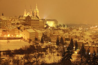 Gece karlı Prague City ile Gotik Castle, Çek Cumhuriyeti