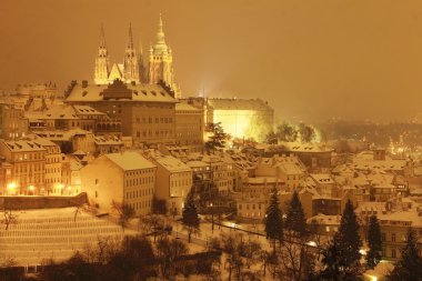 Gece karlı Prague City ile Gotik Castle, Çek Cumhuriyeti