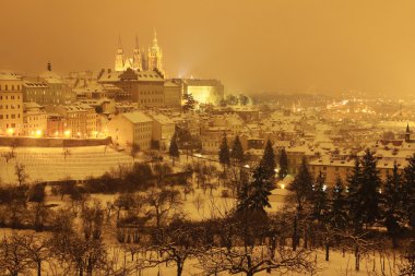 Gece karlı Prague City ile Gotik Castle, Çek Cumhuriyeti