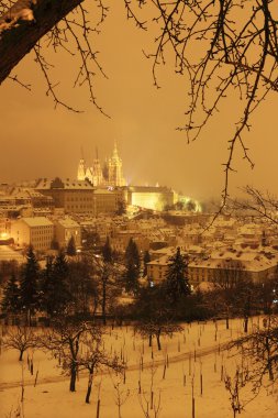 Gece karlı Prague City ile Gotik Castle, Çek Cumhuriyeti