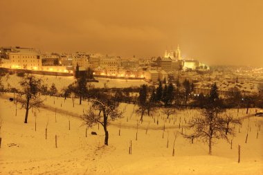 Gece karlı Prague City ile Gotik Castle, Çek Cumhuriyeti