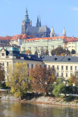 sonbahar Gotik Prag Kalesi yukarıda Nehri vltava, Çek Cumhuriyeti