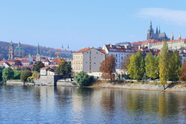 sonbahar Gotik Prag Kalesi yukarıda Nehri vltava, Çek Cumhuriyeti