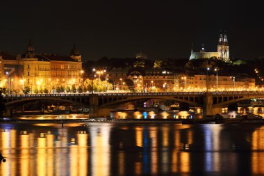gece görünümü üzerinde Prag Gotik katedral vysehrad, Çek Cumhuriyeti