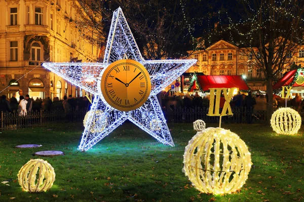 Vánoční nálada na zasněžené noci Staroměstské náměstí, Praha, Česká republika — Stock fotografie