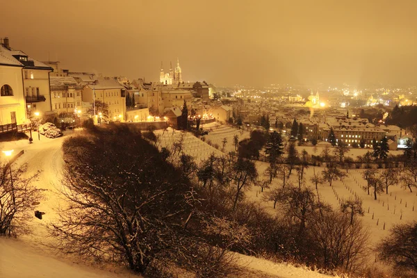 Noite nevada Praga Cidade com castelo gótico, República Checa — Fotografia de Stock