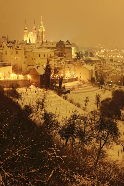 Noite nevada Praga Cidade com castelo gótico, República Checa — Fotografia de Stock