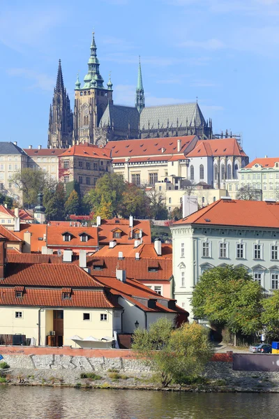 Outono Praga Castelo gótico acima do rio Vltava, República Checa — Fotografia de Stock