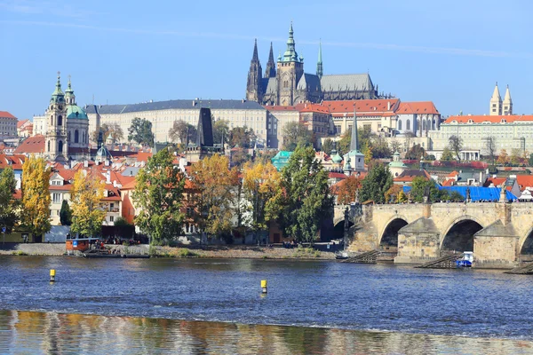 Autunno Praga Castello gotico sopra il fiume Moldava, Repubblica Ceca — Foto Stock