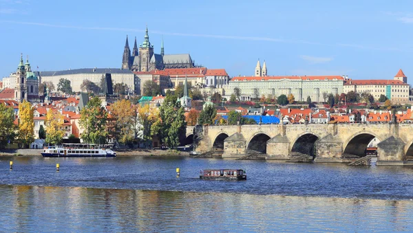 Panorámás őszi gótikus vár és a Károly híd Prága — Stock Fotó