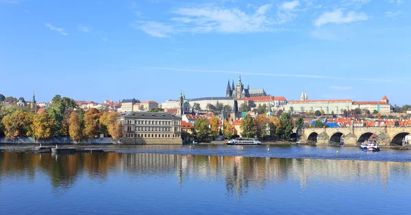 Otoño panorámico Praga con castillo gótico y puente de Carlos — Foto de Stock