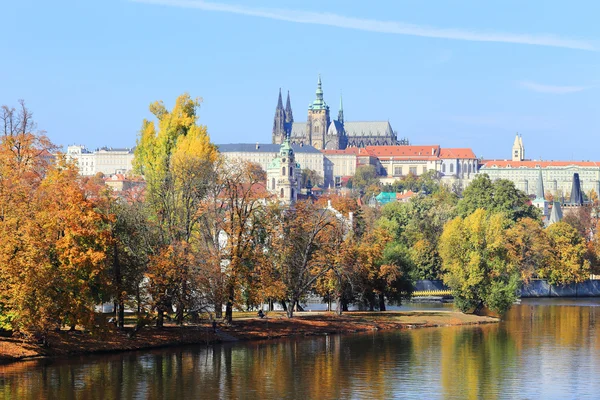 Otoño Castillo gótico de Praga sobre el río Moldava, República Checa — Foto de Stock