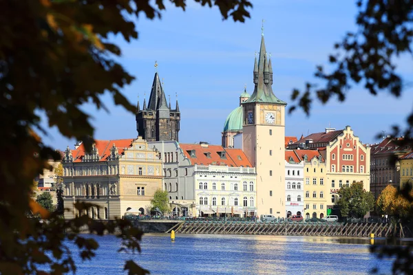 Colorido gótico primavera Praga City, República Checa — Foto de Stock