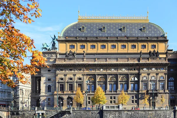 Vue sur l'automne Théâtre national de Prague, République tchèque — Photo