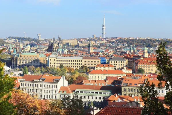 Kleurrijke herfst gotische stad Praag, Tsjechië — Stockfoto