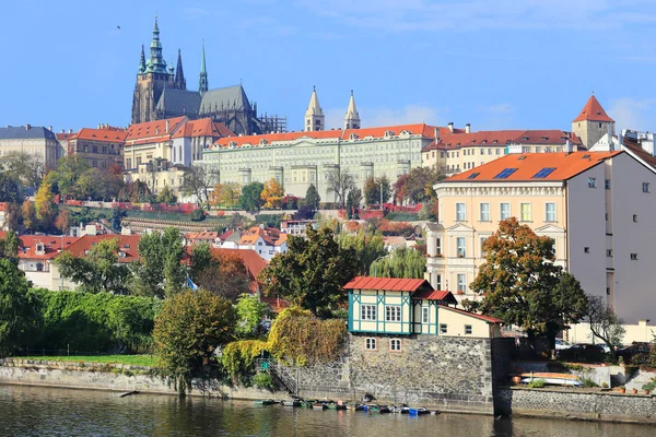 Kolorowy jesień gotycki Zamek Praski, Republika Czeska — Zdjęcie stockowe