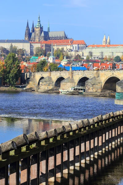 Colorato autunno gotico Castello di Praga, Repubblica Ceca — Foto Stock