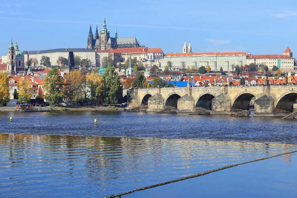 Château gothique d'automne coloré de Prague, République tchèque — Photo