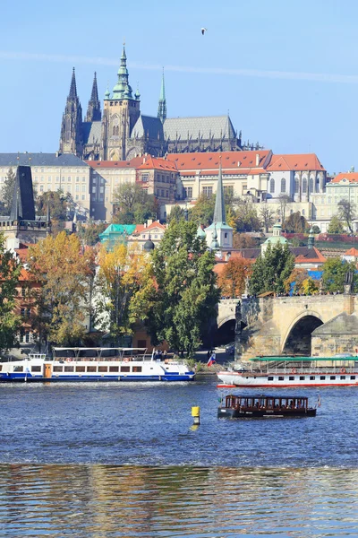 Kleurrijke herfst gotische burcht van Praag, Tsjechië — Stockfoto