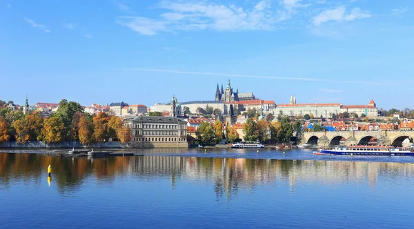 Automne panoramique Prague avec château gothique et pont Charles — Photo